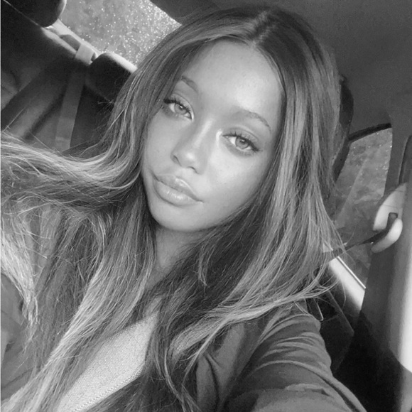 Profile Picture of Tenayie Jakovics (@tenayiej) on Poshmark