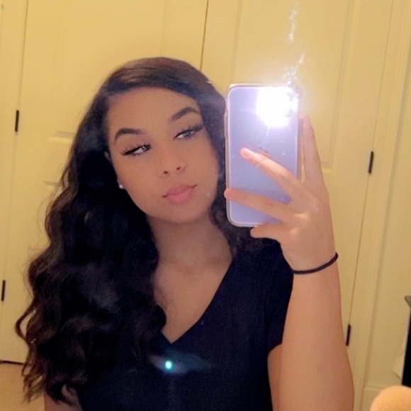 Profile Picture of Kelsey Simon (@kelseyymariee00) on Poshmark