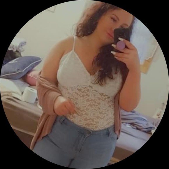 Profile Picture of Angela Locash (@angelalocash) on Poshmark