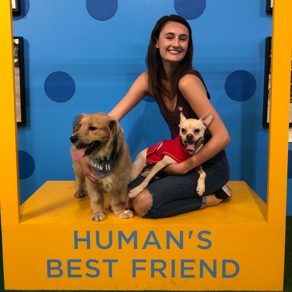 Profile Picture of Caroline Vanbaren (@carolineamunn) on Poshmark