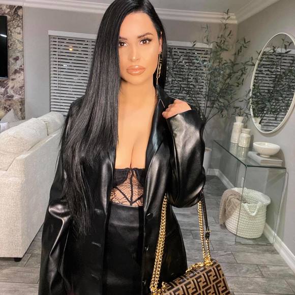 Profile Picture of Jasmine Lara (@jasminelara10) on Poshmark