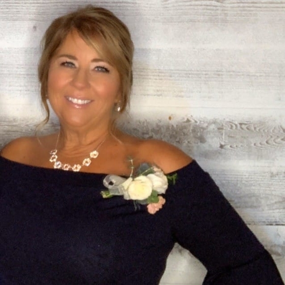 Profile Picture of Cindi White doornenbal (@cindidoornenbal) on Poshmark