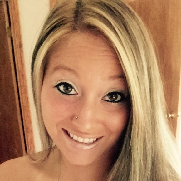 Profile Picture of Samantha Seger (@engeholm2) on Poshmark