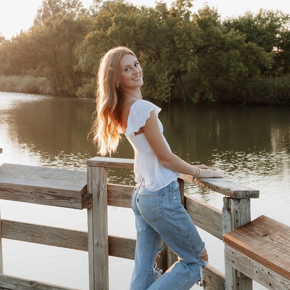 Profile Picture of Elizabeth Allbritten (@elizabethmaeeee) on Poshmark