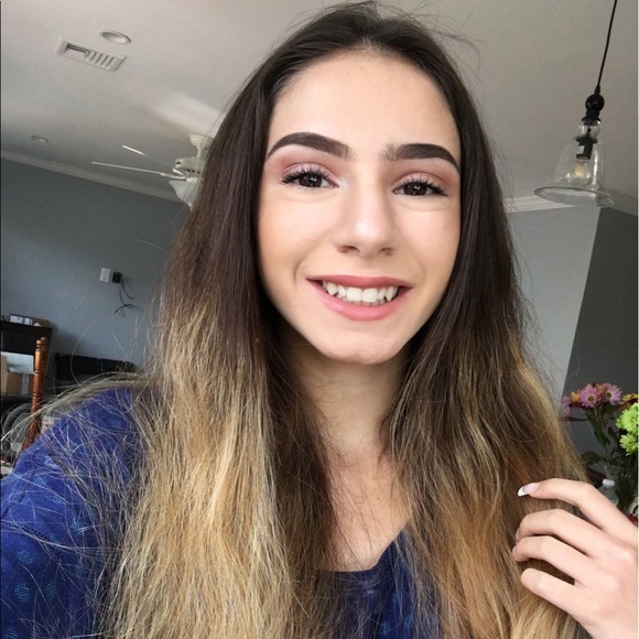 Profile Picture of Julia Nephew (@nephewjulia) on Poshmark