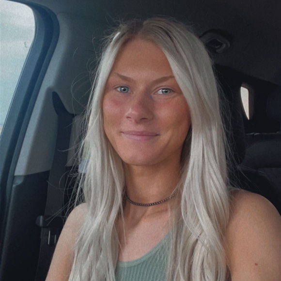 Profile Picture of Grace Versluys (@grace_versluys) on Poshmark