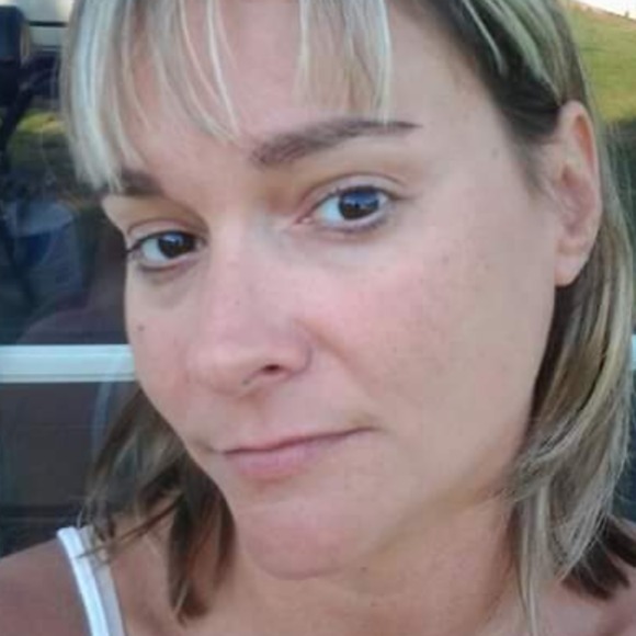 Profile Picture of Angela Savedge (@angsavedge) on Poshmark
