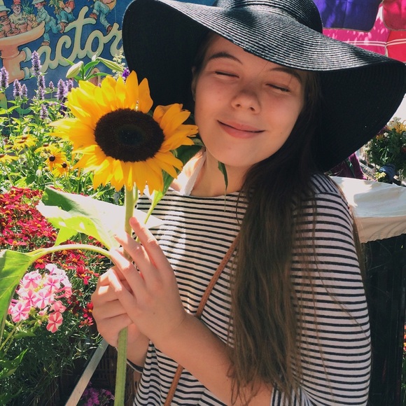 Profile Picture of Tatum Updike (@tatumupdike) on Poshmark