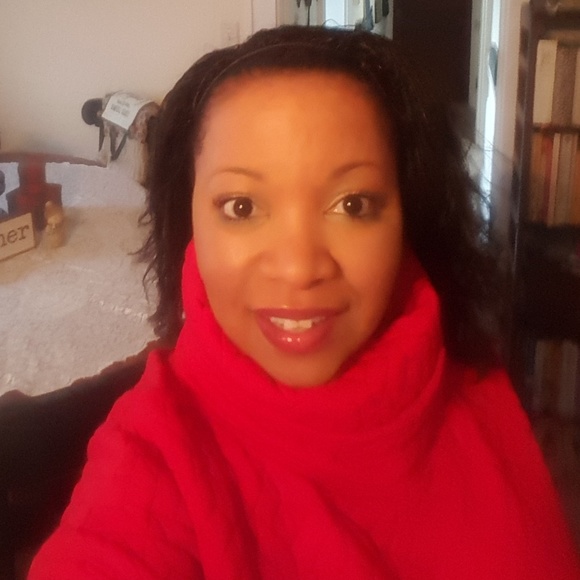 Profile Picture of Amanda Senior (@creative_amanda) on Poshmark