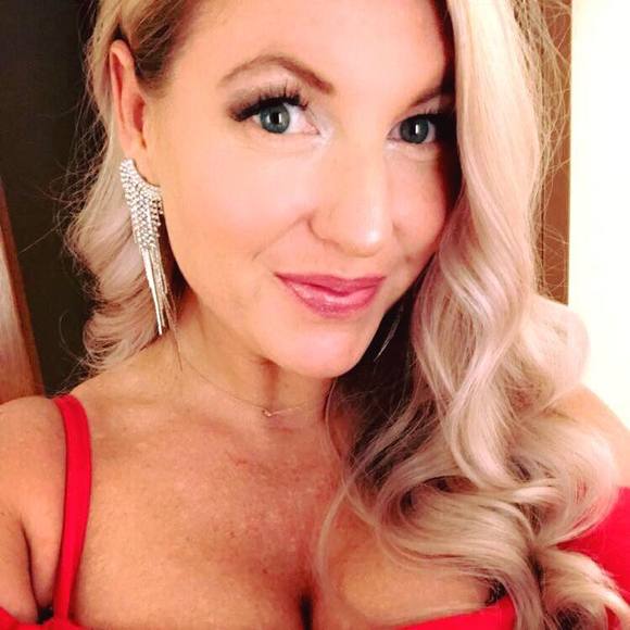 Profile Picture of Randi Hofer (@feelingrandi) on Poshmark