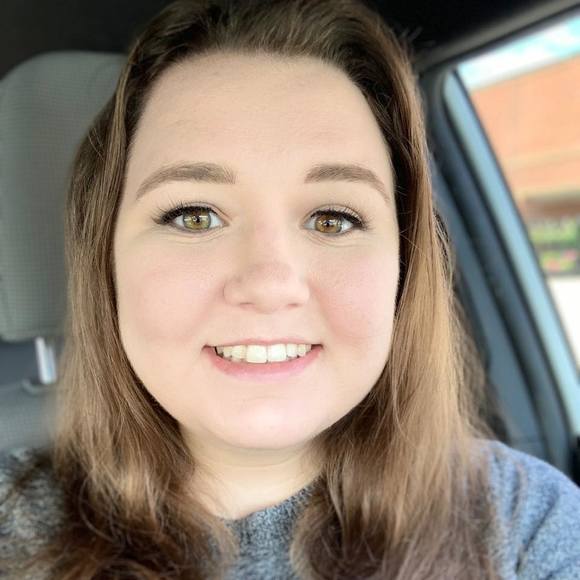 Profile Picture of Alicia Dobbs (@aliciadobbs_) on Poshmark