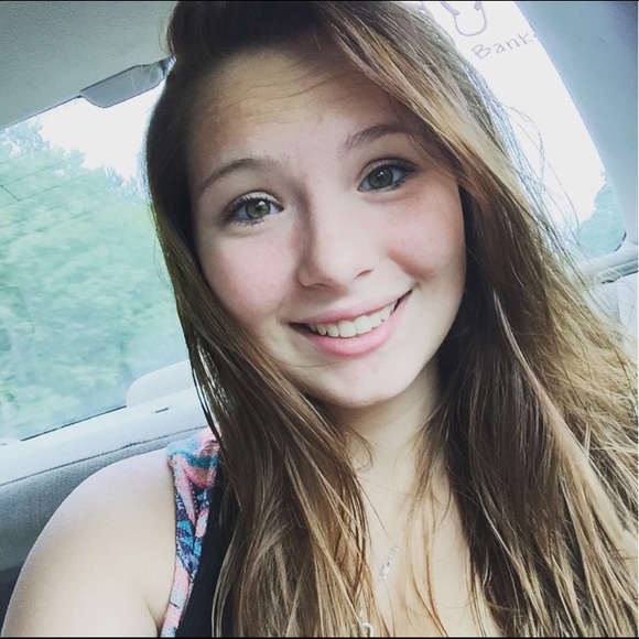 Profile Picture of Amanda Womble (@amandaw12) on Poshmark