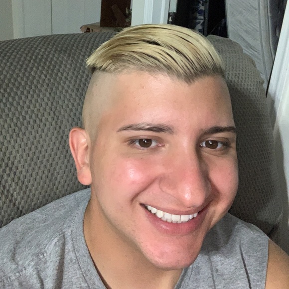 Profile Picture of Robert Kuhn (@robertkuhn822) on Poshmark