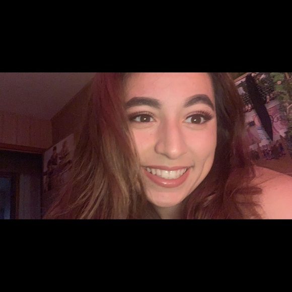 Profile Picture of Julia Guzman (@juliaguzman472) on Poshmark