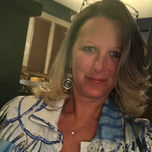 Profile Picture of Tina Upton (@stupton) on Poshmark