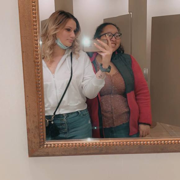 Profile Picture of Bella Elieff (@bella0013) on Poshmark