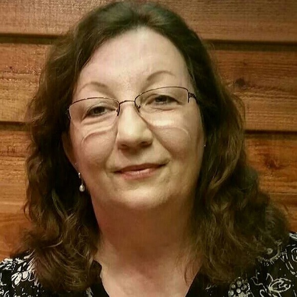 Profile Picture of Christine Oglesby (@c_oglesby) on Poshmark