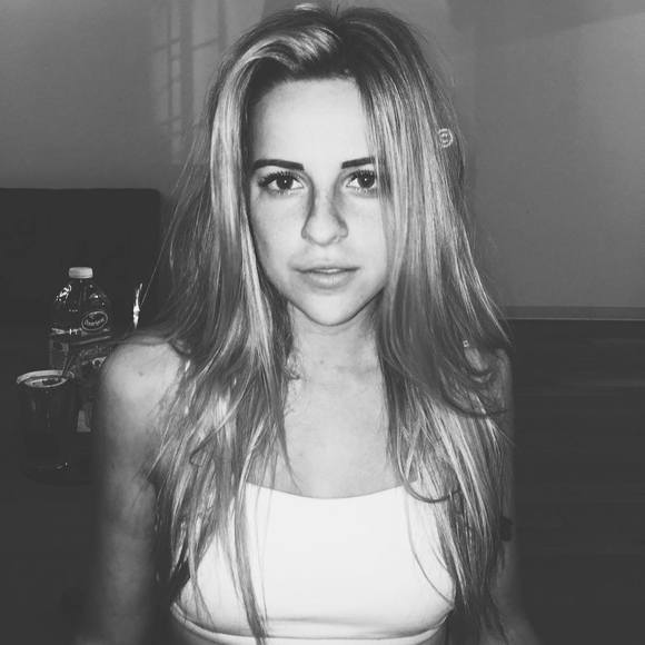 Profile Picture of Catherine Ryan (@cattryann9898) on Poshmark