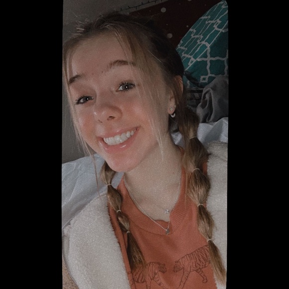 Profile Picture of Kalia Starzyk (@kaliastarzyk) on Poshmark