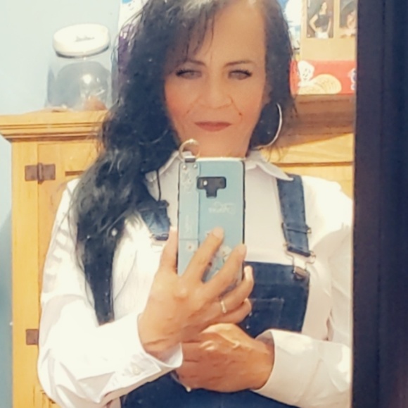 Profile Picture of Julia Galvan (@juli61glvn) on Poshmark