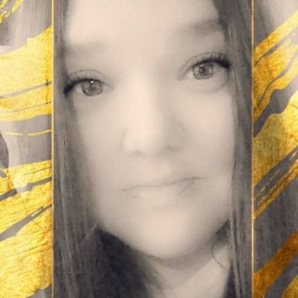 Profile Picture of Amanda Huff (@boo36) on Poshmark