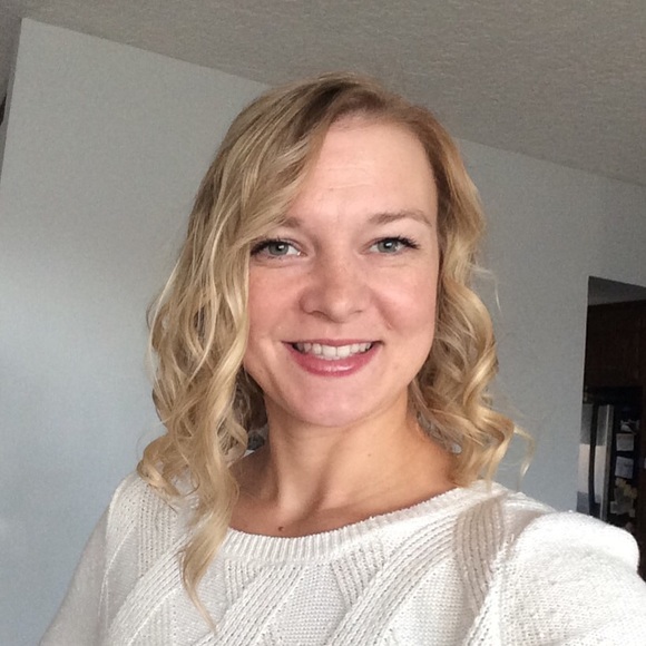 Profile Picture of Ashley Lundgren (@alsmay24) on Poshmark
