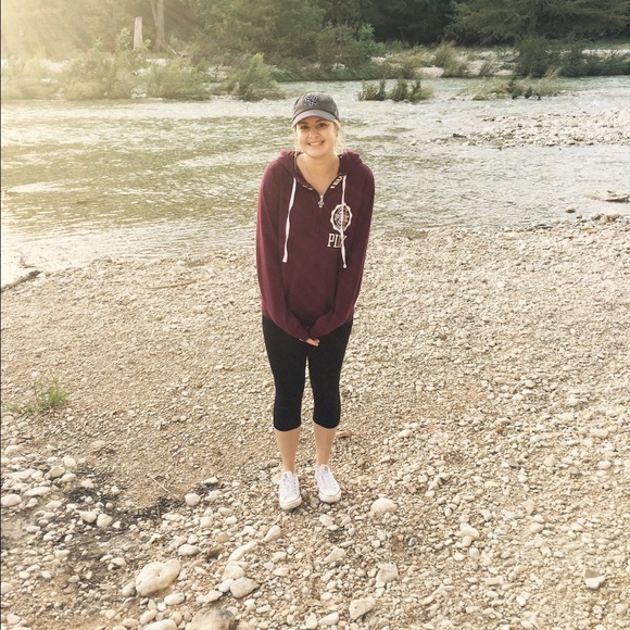 Profile Picture of Hannah Getzelman (@hannahgetzelman) on Poshmark