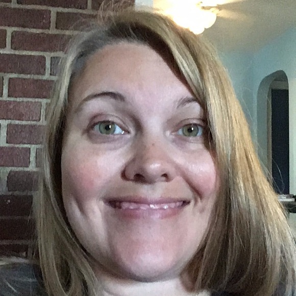 Profile Picture of Carrie Quillo (@cquillo) on Poshmark