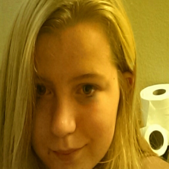 Profile Picture of Hannah James (@hamjam02) on Poshmark