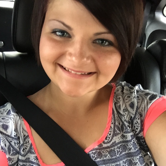 Profile Picture of Brookelynne Foxworth (@bdfoxworth) on Poshmark