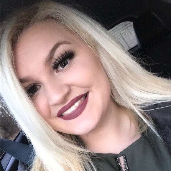 Profile Picture of Ariel Patterson (@ariel18466) on Poshmark