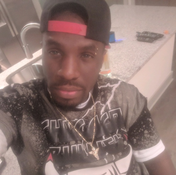 Profile Picture of Lamarius Hicks (@lamariushicks) on Poshmark
