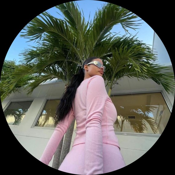 Profile Picture of Harper Collins (@harper1031) on Poshmark