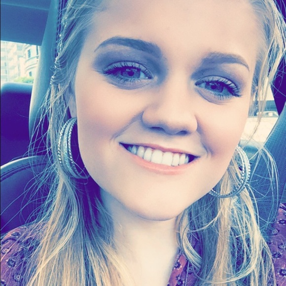 Profile Picture of Allie Drosihn (@aallie44) on Poshmark