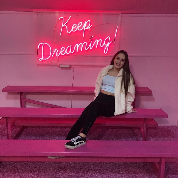 Profile Picture of Brianna Leonardis (@brianna_leo) on Poshmark