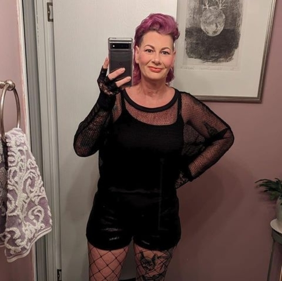 Profile Picture of Robin Parsons (@robinannparsons) on Poshmark
