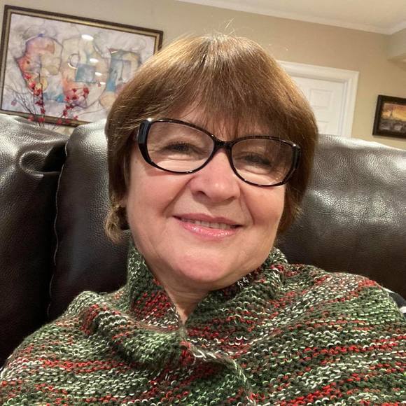 Profile Picture of Valentyna Dovzhenko (@dovzhenkov) on Poshmark