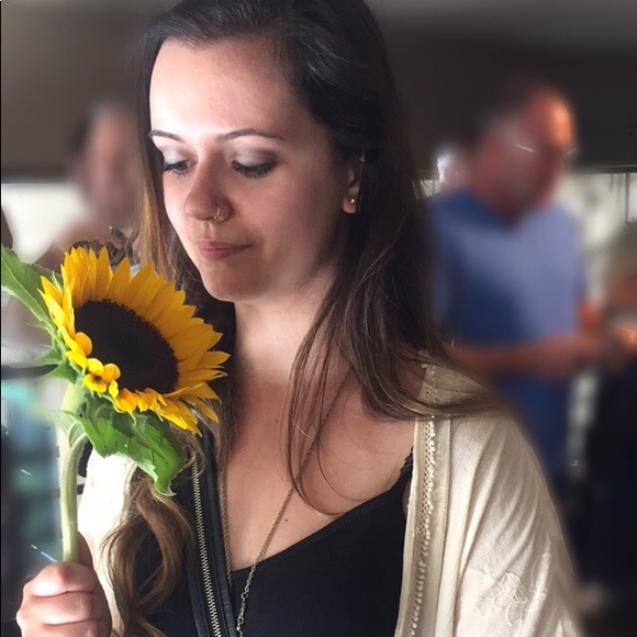 Profile Picture of Amanda Larkin (@alarkin5) on Poshmark