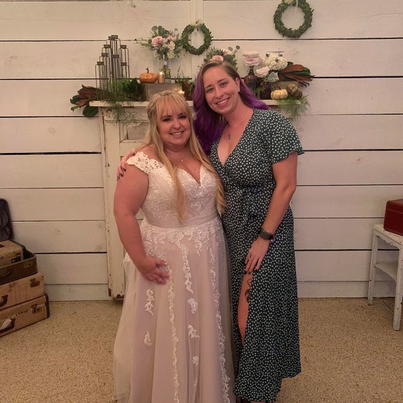 Profile Picture of Rae Holley (@lovebear528) on Poshmark