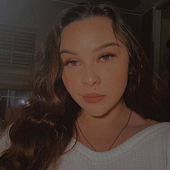 Profile Picture of Caitlin Lucrecia laskey (@caitlinlucrecia) on Poshmark