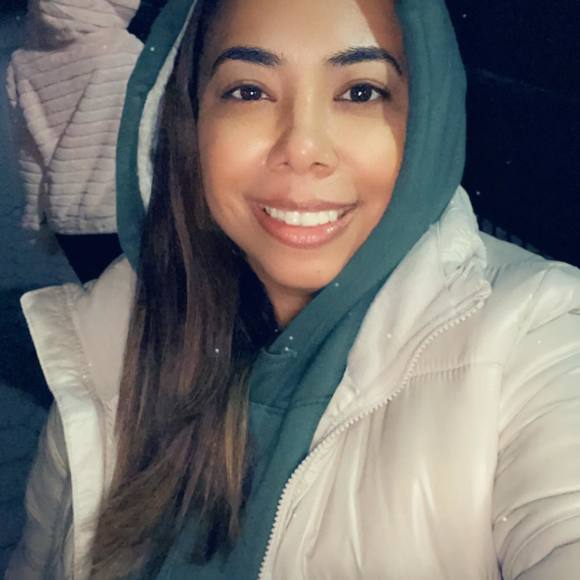 Profile Picture of Amber Starks (@msthang82) on Poshmark