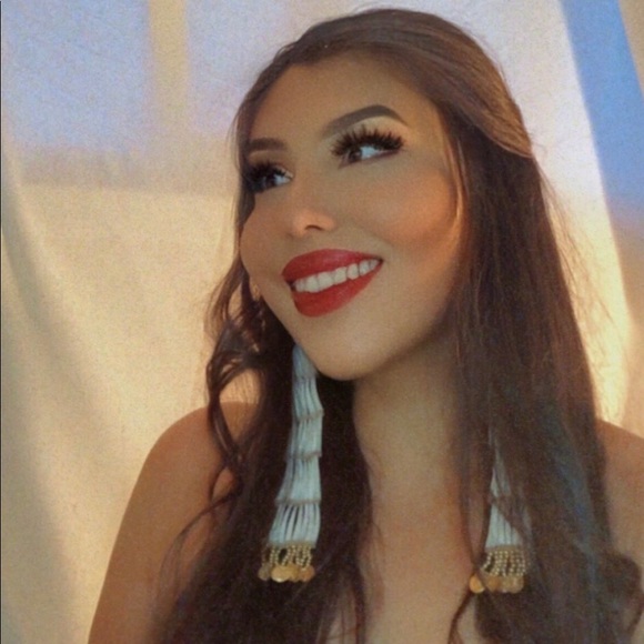 Profile Picture of Devina Doire (@hunting88) on Poshmark