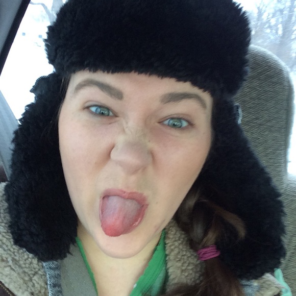 Profile Picture of Nicole Galyon (@nicolegalyon) on Poshmark