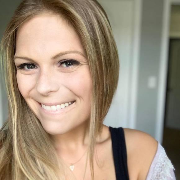 Profile Picture of Samantha Manns (@samanthammanns) on Poshmark