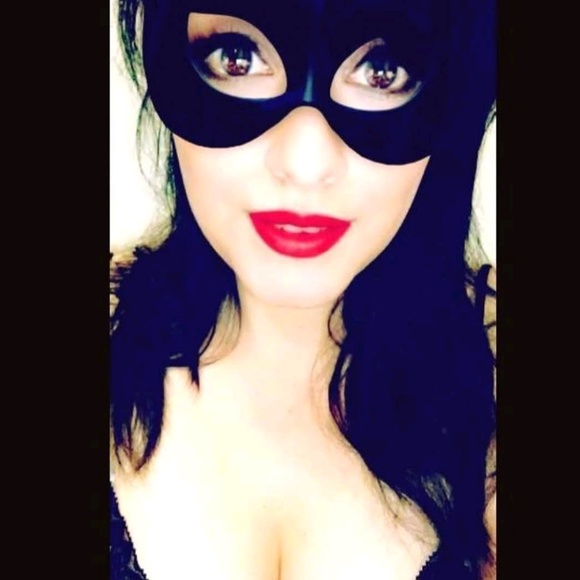 Profile Picture of Barbara Guerrero (@babbsgg) on Poshmark