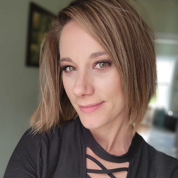 Profile Picture of Amanda Renner (@xokissxo29xo) on Poshmark