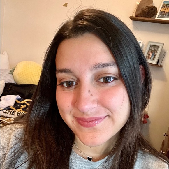 Profile Picture of Isabelle Aloya (@issya01235) on Poshmark