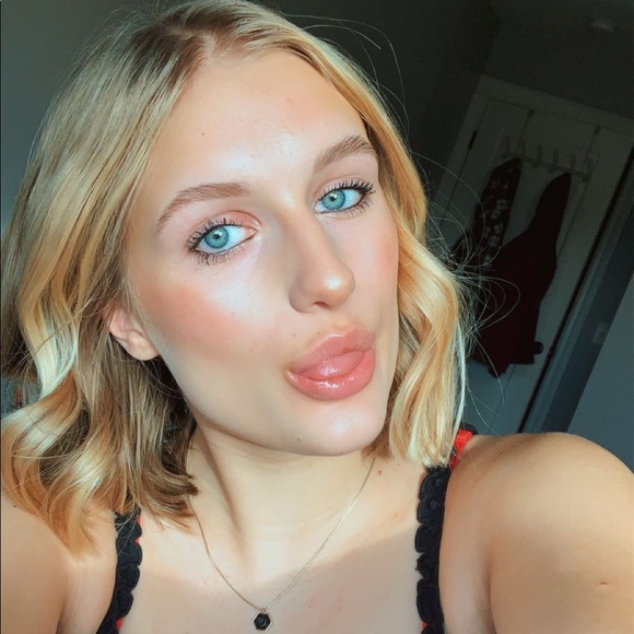 Profile Picture of Peyton Bartnikowski (@p_bartnikowski) on Poshmark