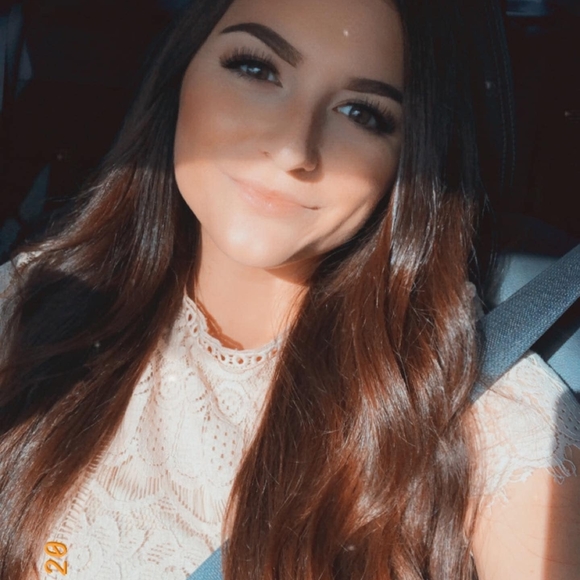 Profile Picture of Angel Lamoreux (@angellamoreux1) on Poshmark