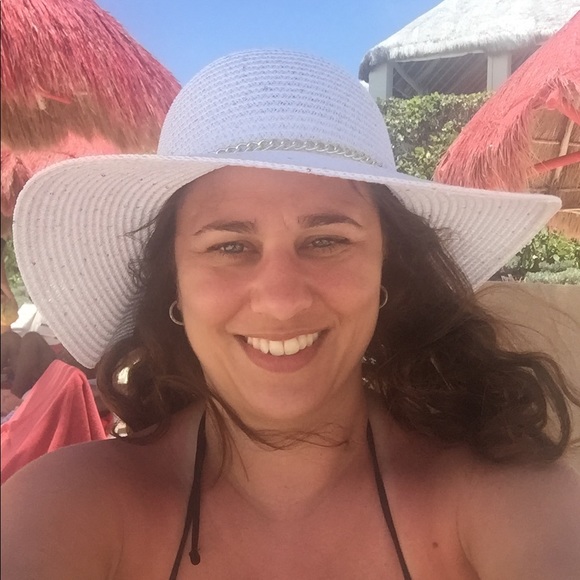Profile Picture of Gina Hackett (@cute_secretary) on Poshmark